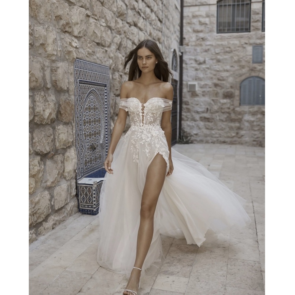 Elegant White Lace Off-Shoulder Wedding Dress